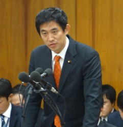 内閣委員会で答弁に立ちました。