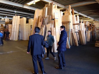 材木の「初市」見学