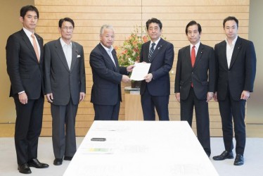 安倍総理大臣に行政改革推進本部の提言申入れ