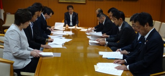 党・政治制度改革実行本部　安倍総裁に提言申入れ